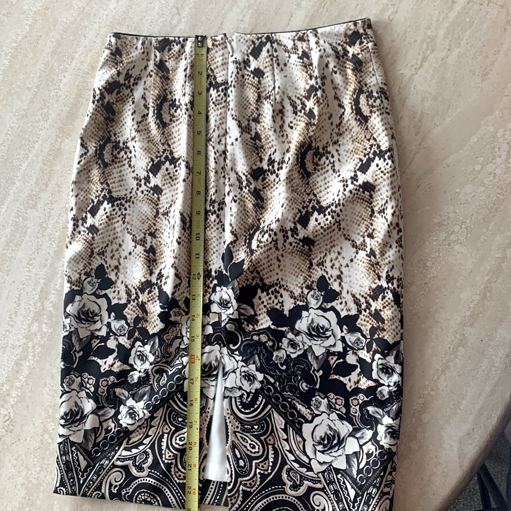 WHITE HOUSE BLACK MARKET WHBM Skirt, black/cream, snake/roses, back zip. 00 - Picture 9 of 17